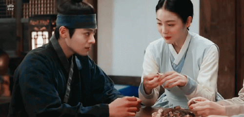 EP11---The-Secret-Romantic-Guesthouse-5e9e9c22d15fbea1c.gif