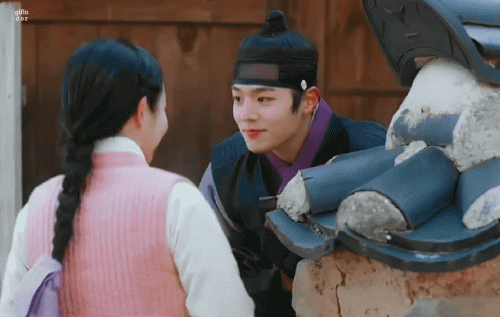 EP12---The-Secret-Romantic-Guesthouse-5.gif