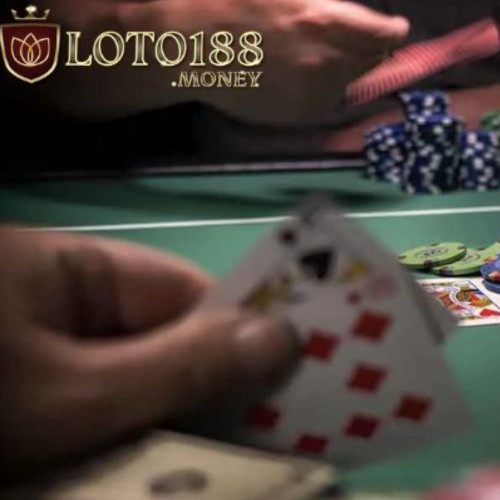 Fish trong poker là những người chơi không có nhiều kinh nghiệm và thường trở thành "con mồi" chung của bàn chơi vì họ dễ bị kích động và theo đuổi mục tiêu trúng thưởng. Để nhận biết các fish trong poker, hãy cùng khám phá những dấu hiệu nhận biết cơ bản.
Định Nghĩa về Fish trong Poker
Fish, từ tiếng Anh có nghĩa đơn giản là "con cá". Trong cộng đồng poker, thuật ngữ này ám chỉ những người chơi thiếu kinh nghiệm, thậm chí là chơi kém.

Đặc Điểm của Fish trong Poker
Fish thường là những người chơi mới mẻ, không có sự tự tin trong quyết định của mình. Trong khi các cao thủ được gọi là "cá mập", chúng ta thường gọi những người chơi yếu thế này là "gà" hoặc "fish" trong cộng đồng poker Việt Nam.
Dấu Hiệu Nhận Biết Fish trong Poker
Những người chơi thiếu kinh nghiệm thường xuyên call mà không có kế hoạch cụ thể, thường là do họ thiếu tự tin hoặc không có chiến lược riêng.
Fish thường không biết cách quản lý nguồn tài chính của mình và đặt cược một cách vô lý, không có một chiến lược nào cả. Họ có thể đặt quá nhiều tiền hoặc không đặt đủ tiền tùy thuộc vào tâm trạng và may mắn của họ trong ván chơi.
Xem thêm: https://loto188.money/fish-trong-poker-la-gi/