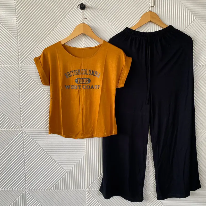 Tee BOOM wanita putih list merah